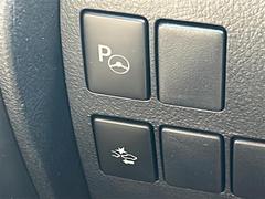 【アドバンストパーク】駐車するスペースの横に停車後、スイッチを押すだけで、システムがステアリング・シフト・アクセル・ブレーキを操作し、駐車を完了させます！機能には限界があるためご注意ください。 4