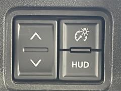 【ヘッドアップディスプレイ（ＨＵＤ）】フロントウインドウガラスに走行情報を投影します。運転中の目線と重なるように表示されるので、少ない視線移動で速度が確認できるので、　ドライビングに集中できます！ 6