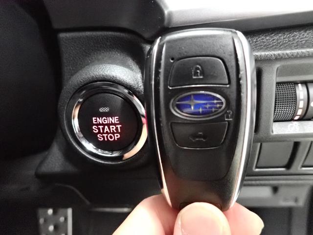 スマートエントリーキーシステムです。鍵を持っていればドアロック、解除、エンジン始動も楽チンです。イチイチ鍵を出す手間も無くなりますよ。悪天候時にも重宝しますね。