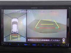 【全方位型モニター】クルマを上空から見下ろしているかのように、直感的に周囲の状況を把握できる全方位型モニター。狭い場所での駐車でも周囲が映像で確認できます。 4