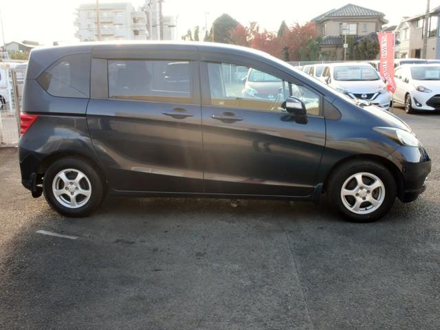 フリード Ｇ　ジャストセレクション　７人乗り　ナビ　フルセグＴＶ　ブルートゥース対応　バックカメラ　１０．２インチフリップダウンモニター　スマートキー　両側電動スライドドア　ＥＴＣ　電動格納ミラー（7枚目）