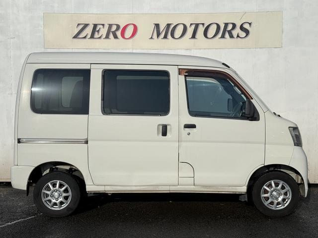 ハイゼットカーゴ ＤＸ　ハイルーフ　車検２年付　キーレス　パワーウィンドウ　ＣＤ　ＡＵＸ接続　ＥＴＣ　ドライブレコーダー　アルミホイール　ＭＡＸ積載量３５０キロ　ドアバイザー　ライトレベライザー　フルフラット（9枚目）