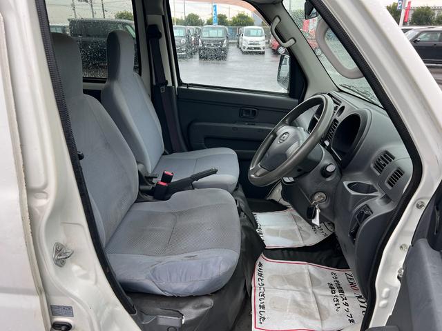 ハイゼットカーゴ ＤＸ　ハイルーフ　車検２年付　キーレス　パワーウィンドウ　ＣＤ　ＡＵＸ接続　ＥＴＣ　ドライブレコーダー　アルミホイール　ＭＡＸ積載量３５０キロ　ドアバイザー　ライトレベライザー　フルフラット（19枚目）