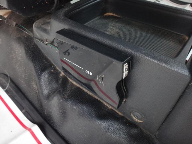 キャリイトラック KCエアコン・パワステ 4WD 3AT 修復歴無 3方開 車検2年付 エアコン パワステ ラジオ ドアバイザー ライトレベライザー タイミングチェーン式 フロアマット エアバッグ(9枚目)