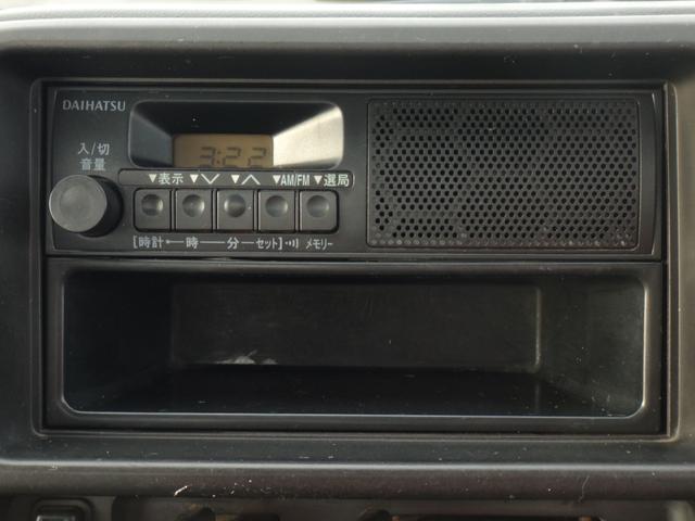 ハイゼットトラック エアコン・パワステ　スペシャル　４ＷＤ　５ＭＴ　車検２年付　エアコン　パワステ　ドアバイザ－　ラジオ　ライトレベライザー　タイミングチェーン式　フロアマット（7枚目）