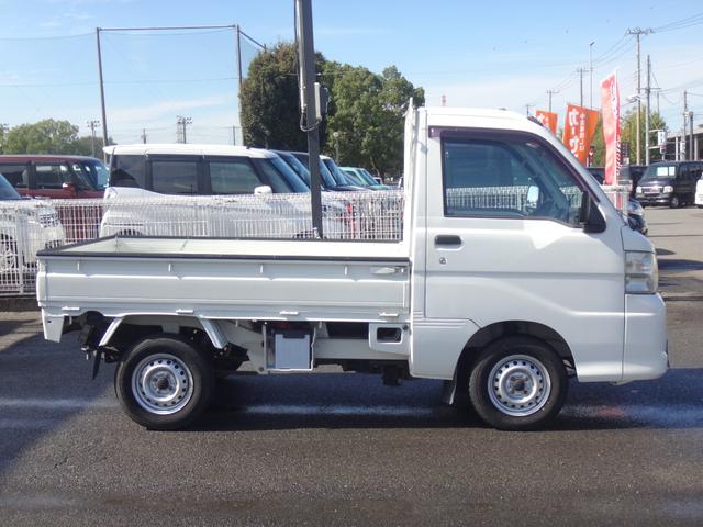 ハイゼットトラック エアコン・パワステ　スペシャル　４ＷＤ　５ＭＴ　車検２年付　エアコン　パワステ　ドアバイザ－　ラジオ　ライトレベライザー　タイミングチェーン式　フロアマット（15枚目）