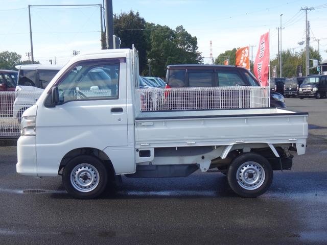 ハイゼットトラック エアコン・パワステ　スペシャル　４ＷＤ　５ＭＴ　車検２年付　エアコン　パワステ　ドアバイザ－　ラジオ　ライトレベライザー　タイミングチェーン式　フロアマット（17枚目）