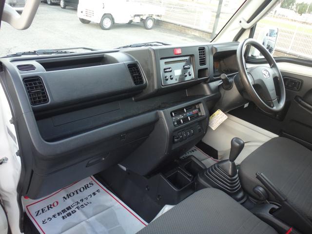 ハイゼットトラック エクストラＳＡＩＩＩｔ　４ＷＤ　５ＭＴ　ブレーキサポート　ワンオーナー　３方開　ＣＤ　ＡＵＸ接続　荷台灯　デフロック　キーレスキー　レーンキープアシスト　オートマチックハイビーム　アクセル踏み間違い防止装置　横滑り防止装置（5枚目）