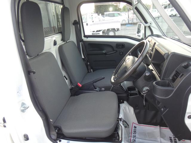 ハイゼットトラック エクストラＳＡＩＩＩｔ　４ＷＤ　５ＭＴ　ブレーキサポート　ワンオーナー　３方開　ＣＤ　ＡＵＸ接続　荷台灯　デフロック　キーレスキー　レーンキープアシスト　オートマチックハイビーム　アクセル踏み間違い防止装置　横滑り防止装置（9枚目）