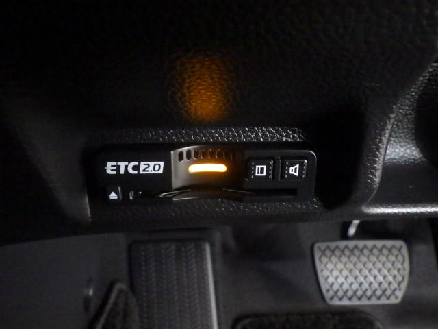 ヴェゼル ｅ：ＨＥＶＺ　禁煙車　衝突回避支援ブレーキ機能　パノラミックビューモニター　１オナ　スマキ　Ｐトランク　フルオートエアコン　Ｄレコ　エアバッグ　両席エアバック　Ｒカメ　パワーウィンドウ　ＬＥＤランプ　ソナー　ＵＳＢ（4枚目）