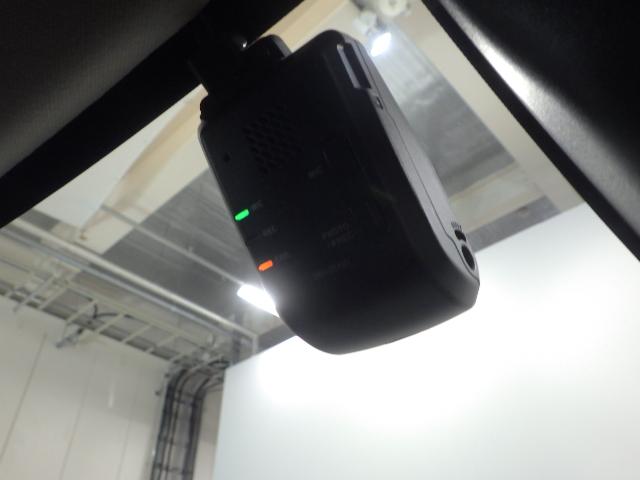 ヴェゼル ｅ：ＨＥＶＺ　禁煙車　衝突回避支援ブレーキ機能　パノラミックビューモニター　１オナ　スマキ　Ｐトランク　フルオートエアコン　Ｄレコ　エアバッグ　両席エアバック　Ｒカメ　パワーウィンドウ　ＬＥＤランプ　ソナー　ＵＳＢ（5枚目）