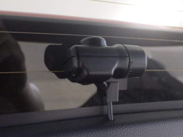 ヴェゼル ｅ：ＨＥＶＺ　禁煙車　衝突回避支援ブレーキ機能　パノラミックビューモニター　１オナ　スマキ　Ｐトランク　フルオートエアコン　Ｄレコ　エアバッグ　両席エアバック　Ｒカメ　パワーウィンドウ　ＬＥＤランプ　ソナー　ＵＳＢ（6枚目）