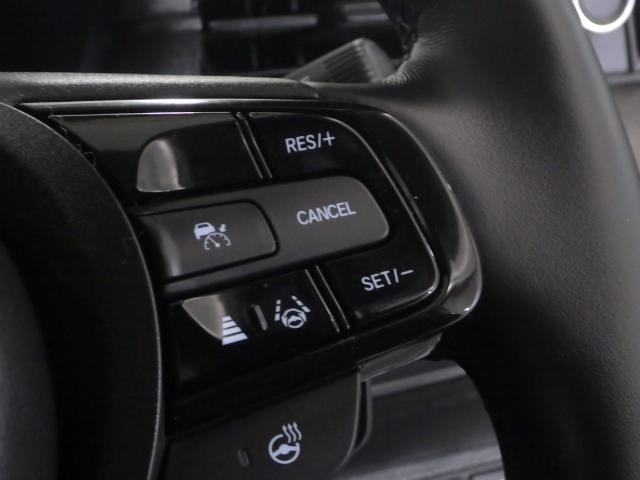 ヴェゼル ｅ：ＨＥＶＺ　禁煙車　衝突回避支援ブレーキ機能　パノラミックビューモニター　１オナ　スマキ　Ｐトランク　フルオートエアコン　Ｄレコ　エアバッグ　両席エアバック　Ｒカメ　パワーウィンドウ　ＬＥＤランプ　ソナー　ＵＳＢ（10枚目）