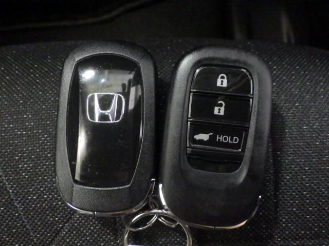 ヴェゼル ｅ：ＨＥＶＺ　禁煙車　衝突回避支援ブレーキ機能　パノラミックビューモニター　１オナ　スマキ　Ｐトランク　フルオートエアコン　Ｄレコ　エアバッグ　両席エアバック　Ｒカメ　パワーウィンドウ　ＬＥＤランプ　ソナー　ＵＳＢ（15枚目）