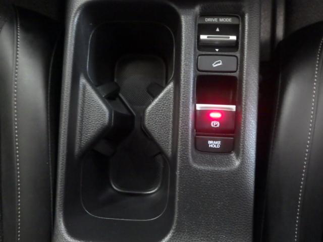 ヴェゼル ｅ：ＨＥＶＺ　禁煙車　衝突回避支援ブレーキ機能　パノラミックビューモニター　１オナ　スマキ　Ｐトランク　フルオートエアコン　Ｄレコ　エアバッグ　両席エアバック　Ｒカメ　パワーウィンドウ　ＬＥＤランプ　ソナー　ＵＳＢ（16枚目）