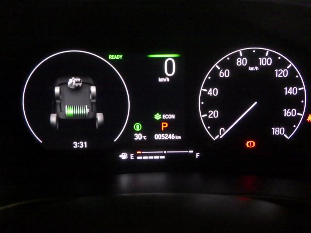 ヴェゼル ｅ：ＨＥＶＺ　禁煙車　衝突回避支援ブレーキ機能　パノラミックビューモニター　１オナ　スマキ　Ｐトランク　フルオートエアコン　Ｄレコ　エアバッグ　両席エアバック　Ｒカメ　パワーウィンドウ　ＬＥＤランプ　ソナー　ＵＳＢ（18枚目）