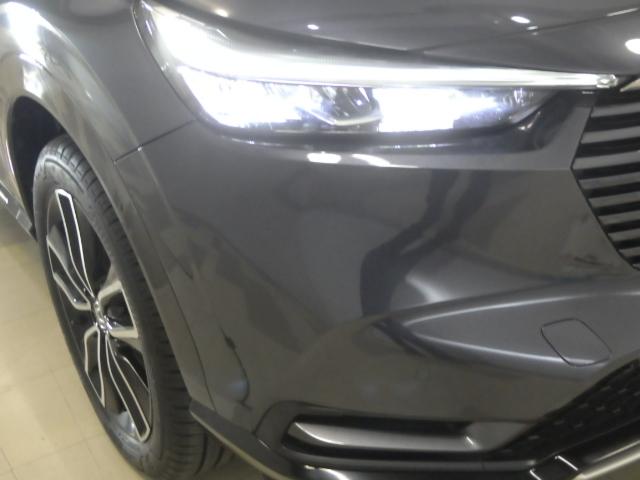 ヴェゼル ｅ：ＨＥＶＺ　禁煙車　衝突回避支援ブレーキ機能　パノラミックビューモニター　１オナ　スマキ　Ｐトランク　フルオートエアコン　Ｄレコ　エアバッグ　両席エアバック　Ｒカメ　パワーウィンドウ　ＬＥＤランプ　ソナー　ＵＳＢ（33枚目）