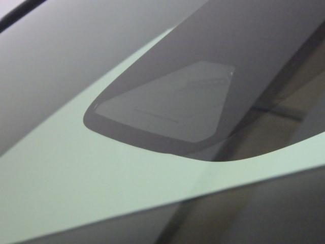 ヴェゼル ｅ：ＨＥＶＺ　禁煙車　衝突回避支援ブレーキ機能　パノラミックビューモニター　１オナ　スマキ　Ｐトランク　フルオートエアコン　Ｄレコ　エアバッグ　両席エアバック　Ｒカメ　パワーウィンドウ　ＬＥＤランプ　ソナー　ＵＳＢ（34枚目）