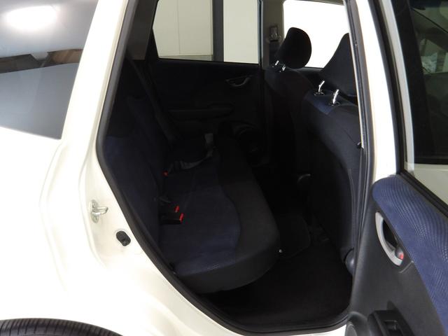 フィット Ｇスマートセレクション　禁煙車　エアバック　Ｗエアーバック　バックカメラ付　イモビライザー　ナビＴＶ　ＤＶＤ　パワーウィンドウ　１オーナー車　ワンセグ　ＡＢＳ　パワステ　ＥＴＣ　横滑り防止　エアコン　キーレス　ＨＤＤナビ（13枚目）
