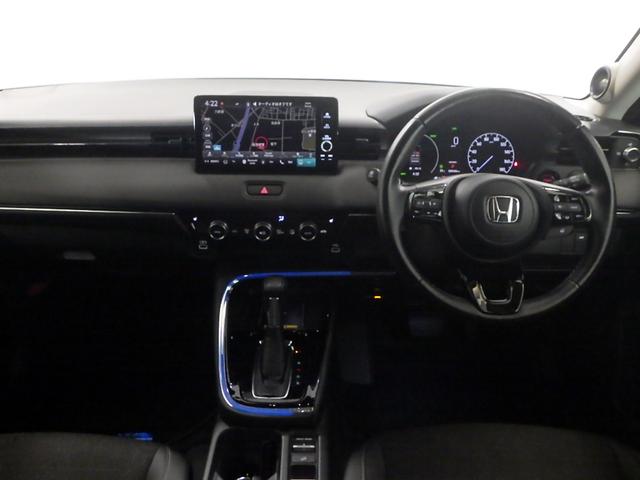 ヴェゼル ｅ：ＨＥＶＺ　禁煙・コネクトディスプレイ・マルチビュー・ＬＥＤ・オートライト・ＥＴＣ・前席ヒーター・Ｄレコ・ブラインドスポット・パワーテールゲート・革巻・パドル・ステアリングヒーター・後退出庫サポート・１８ＡＷ（8枚目）