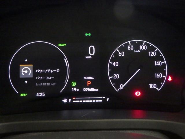 ヴェゼル ｅ：ＨＥＶＺ　禁煙・コネクトディスプレイ・マルチビュー・ＬＥＤ・オートライト・ＥＴＣ・前席ヒーター・Ｄレコ・ブラインドスポット・パワーテールゲート・革巻・パドル・ステアリングヒーター・後退出庫サポート・１８ＡＷ（9枚目）