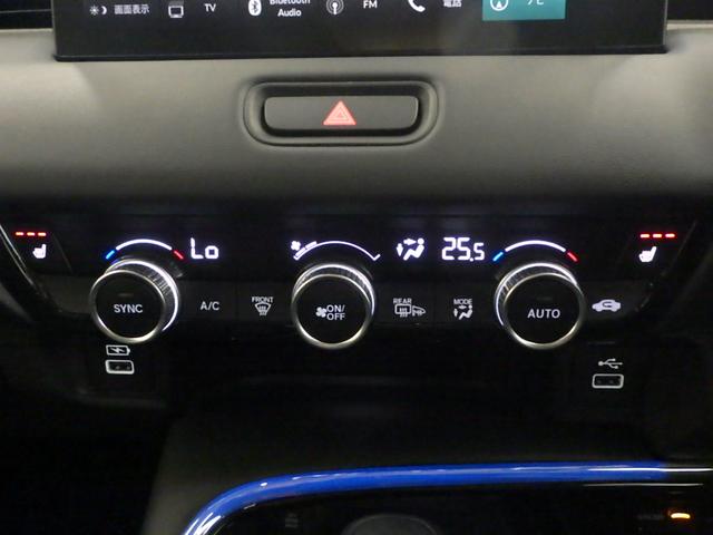 ヴェゼル ｅ：ＨＥＶＺ　禁煙・コネクトディスプレイ・マルチビュー・ＬＥＤ・オートライト・ＥＴＣ・前席ヒーター・Ｄレコ・ブラインドスポット・パワーテールゲート・革巻・パドル・ステアリングヒーター・後退出庫サポート・１８ＡＷ（13枚目）