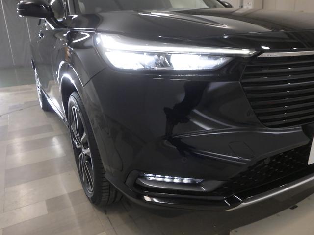 ヴェゼル ｅ：ＨＥＶＺ　禁煙・コネクトディスプレイ・マルチビュー・ＬＥＤ・オートライト・ＥＴＣ・前席ヒーター・Ｄレコ・ブラインドスポット・パワーテールゲート・革巻・パドル・ステアリングヒーター・後退出庫サポート・１８ＡＷ（27枚目）