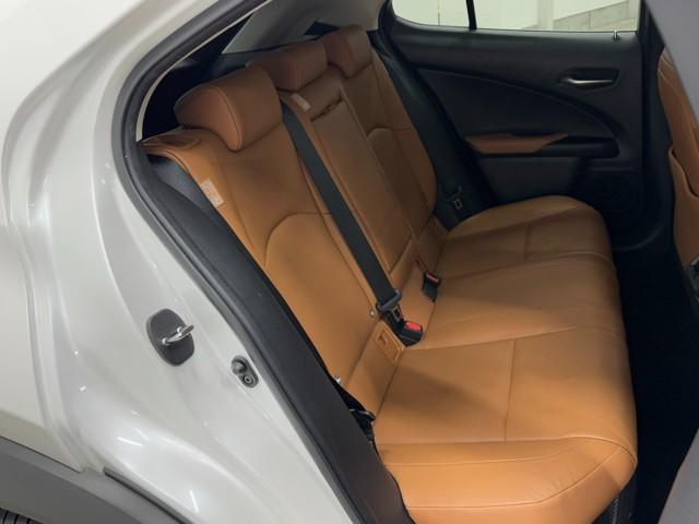 UX UX250h バージョンL Bカメラ 追従クルコン レザーシート ETC LEDヘッドライト DVD再生 ミュージックプレイヤー接続可 エアバッグ スマートキー メモリーナビ 助手席エアバッグ 横滑り防止機能 ABS キーレス(19枚目)