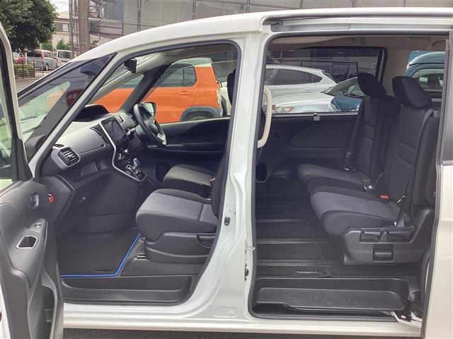 セレナ ｅ－パワー　ＸＶ　ワンオーナー／フリップダウン／プロパイ　ブルートゥース　ＶＤＣ　ダブルエアコン　全方位モニタ　両側パワースライドドア　ＤＶＤ再生　３列シート　ワンオーナー車　ＥＴＣ　レーダークルーズコントロール（9枚目）
