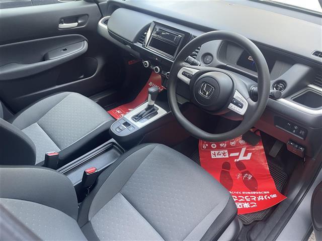 フィット ｅ：ＨＥＶベーシック　カーテンエアバッグ　ＣＭＢＳ　アイドリングストップ　スマートキー　ＬＥＤヘッド　パワーウインドウ　オートエアコン　エアバッグ　ＡＢＳ　キーフリー　パワーステアリング　横滑り防止機能　車線逸脱（2枚目）