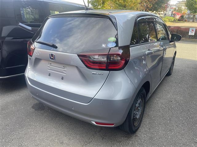 フィット ｅ：ＨＥＶベーシック　カーテンエアバッグ　ＣＭＢＳ　アイドリングストップ　スマートキー　ＬＥＤヘッド　パワーウインドウ　オートエアコン　エアバッグ　ＡＢＳ　キーフリー　パワーステアリング　横滑り防止機能　車線逸脱（3枚目）