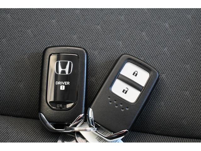 フィット e:HEVベーシック ホンダセンシング 純正ナビ Rカメラ 障害物センサー LEDライト ホンダコネクト カーテンエアバッグ CMBS USBポート ワンオーナー車 セキュリティアラーム アイドリングストップ スマートキー(17枚目)