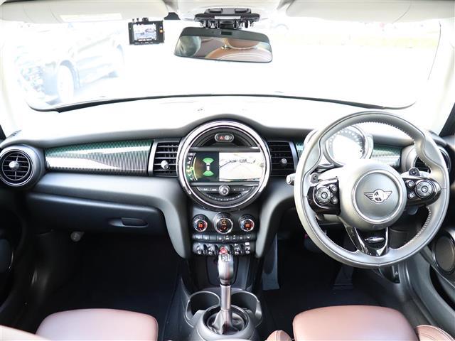 ＭＩＮＩ クーパーＳＤ　６０イヤーズエディション　ワンオーナー　前後ドラレコ　茶側シート　シートヒーター　バックカメラ　Ｂｌｕｅｔｏｏｔｈオーディオ対応　ミラーＥＴＣ　ＦＲクリアランスソナー　アダプティブクルーズ　記録簿（Ｒ２．３．４．５．６．７）　（6枚目）