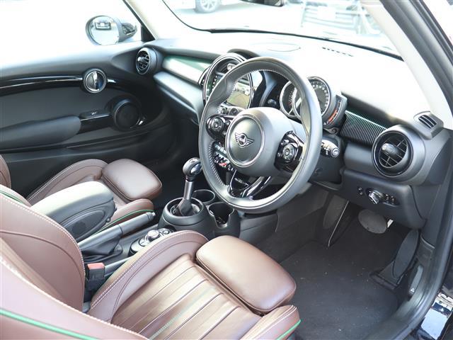 ＭＩＮＩ クーパーＳＤ　６０イヤーズエディション　ワンオーナー　前後ドラレコ　茶側シート　シートヒーター　バックカメラ　Ｂｌｕｅｔｏｏｔｈオーディオ対応　ミラーＥＴＣ　ＦＲクリアランスソナー　アダプティブクルーズ　記録簿（Ｒ２．３．４．５．６．７）　（10枚目）