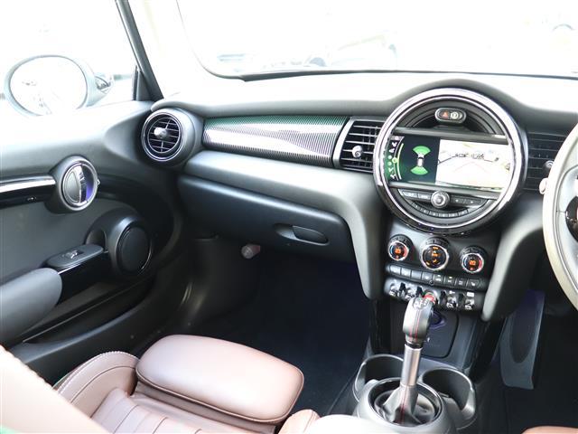 ＭＩＮＩ クーパーＳＤ　６０イヤーズエディション　ワンオーナー　前後ドラレコ　茶側シート　シートヒーター　バックカメラ　Ｂｌｕｅｔｏｏｔｈオーディオ対応　ミラーＥＴＣ　ＦＲクリアランスソナー　アダプティブクルーズ　記録簿（Ｒ２．３．４．５．６．７）　（16枚目）