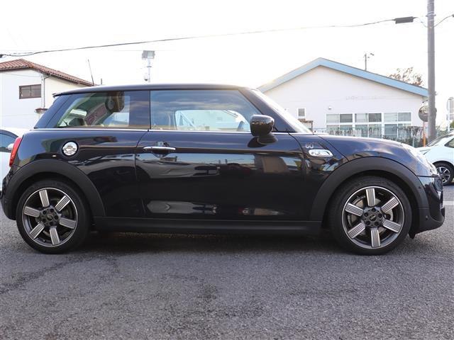 ＭＩＮＩ クーパーＳＤ　６０イヤーズエディション　ワンオーナー　前後ドラレコ　茶側シート　シートヒーター　バックカメラ　Ｂｌｕｅｔｏｏｔｈオーディオ対応　ミラーＥＴＣ　ＦＲクリアランスソナー　アダプティブクルーズ　記録簿（Ｒ２．３．４．５．６．７）　（32枚目）