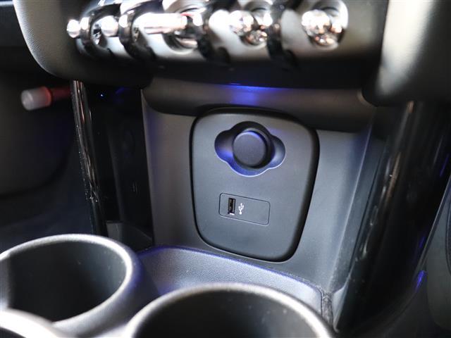 ＭＩＮＩ クーパーＳＤ　６０イヤーズエディション　ワンオーナー　前後ドラレコ　茶側シート　シートヒーター　バックカメラ　Ｂｌｕｅｔｏｏｔｈオーディオ対応　ミラーＥＴＣ　ＦＲクリアランスソナー　アダプティブクルーズ　記録簿（Ｒ２．３．４．５．６．７）　（37枚目）