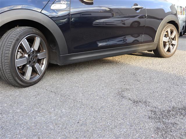 ＭＩＮＩ クーパーＳＤ　６０イヤーズエディション　ワンオーナー　前後ドラレコ　茶側シート　シートヒーター　バックカメラ　Ｂｌｕｅｔｏｏｔｈオーディオ対応　ミラーＥＴＣ　ＦＲクリアランスソナー　アダプティブクルーズ　記録簿（Ｒ２．３．４．５．６．７）　（40枚目）