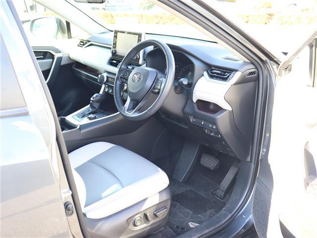 ＲＡＶ４ Ｇ　Ｚパッケージ　パワーリアゲート　インテリジェントクリアランスソナー　Ｂトゥース　ＬＤＡ　オートマチックハイビーム　ＡＷＤ　ＬＥＤライト　ＵＳＢ接続　オートクルーズ　横滑り防止装置　バックガイドモニター　ナビ　ＡＢＳ（17枚目）