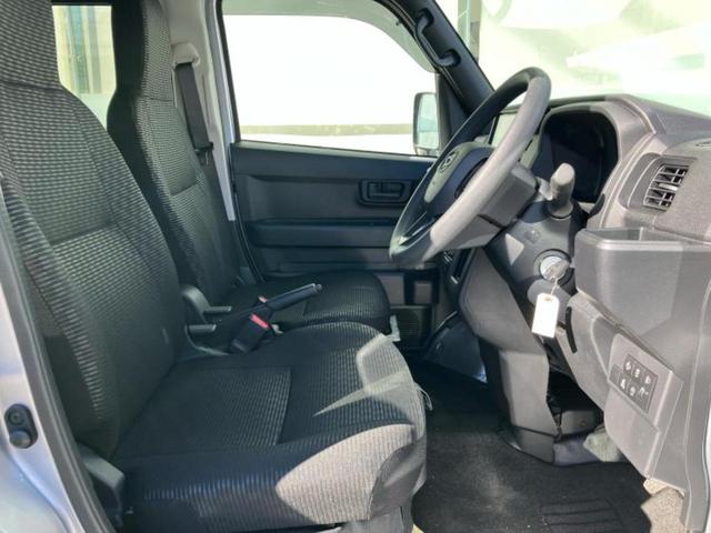 ハイゼットカーゴ デラックス　保証書／ディスプレイオーディオ／衝突安全装置／車線逸脱防止支援システム／Ｂｌｕｅｔｏｏｔｈ接続／ＥＢＤ付ＡＢＳ／横滑り防止装置／アイドリングストップ／禁煙車／エアバッグ　運転席／エアバッグ　助手席（4枚目）