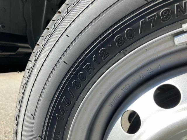 ハイゼットカーゴ デラックス　保証書／ディスプレイオーディオ／衝突安全装置／車線逸脱防止支援システム／Ｂｌｕｅｔｏｏｔｈ接続／ＥＢＤ付ＡＢＳ／横滑り防止装置／アイドリングストップ／禁煙車／エアバッグ　運転席／エアバッグ　助手席（31枚目）