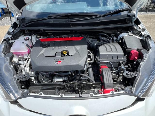 ＧＲヤリス ＲＺ　ハイパフォーマンス　ＴＲＤ（エアロ・パフォーマンスダンパー・ブレーキパッド）　ナビＰＫＧ　コンフォートＰＫＧ　ＪＢＬサウンド　カーボンルーフ（マーブル柄）　サブラジエーター　コールドエアインテイクダクト　ブレーキダクト（46枚目）