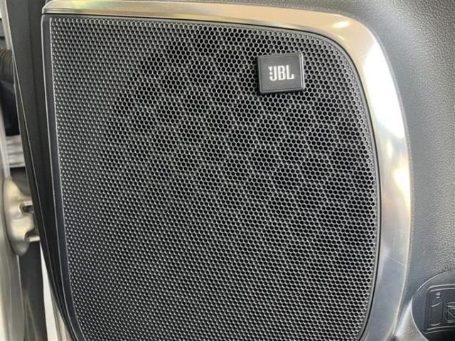 アルファードハイブリッド ４ＷＤエグゼクティブラウンジ　ＪＢＬ／保証書／純正　１０インチ　ナビ／フリップダウンモニター　純正　１２．８インチ／衝突安全装置／両側電動スライドドア／シートヒーター／パノラミックビューモニター／車線逸脱防止支援システム　革シート（17枚目）