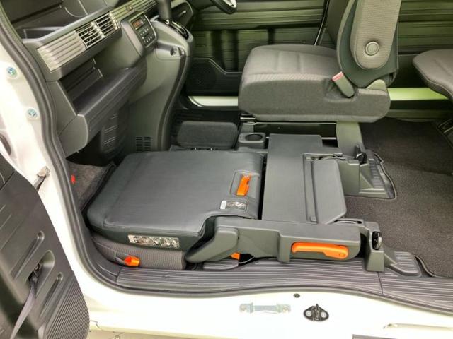 WECARSの展示場では実際に見て、触ってお車をお選びいただけます!知識の豊富な営業スタッフが様々なカーライフをご提案いたします!