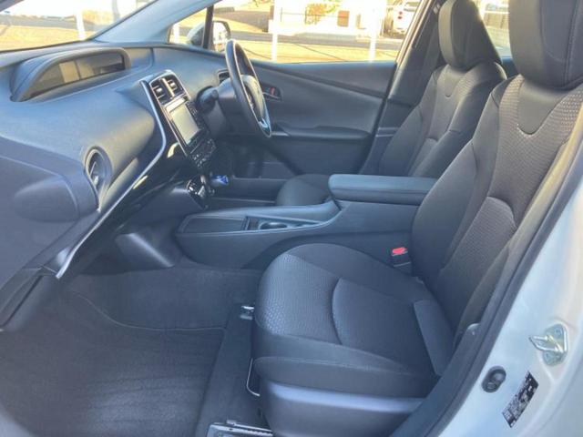 プリウス Ｓ　純正　ＳＤナビ／トヨタセーフティセンス／車線逸脱防止支援システム／ドライブレコーダー　前後／ヘッドランプ　ＬＥＤ／Ｂｌｕｅｔｏｏｔｈ接続／ＥＴＣ２．０／ＥＢＤ付ＡＢＳ／横滑り防止装置　バックカメラ（6枚目）