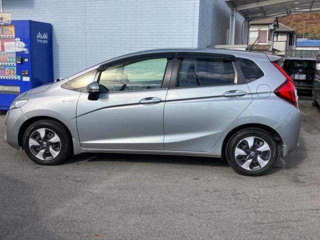 フィットハイブリッド ハイブリッド・Fパッケージ 新品タイヤ/保証書/社外 SDナビ/ヘッドランプ LED/Bluetooth接続/ETC/EBD付ABS/横滑り防止装置/アイドリングストップ/バックモニター/ワンセグTV/DVD/禁煙車 DVD再生(2枚目)