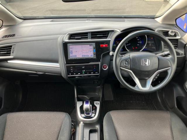 フィットハイブリッド ハイブリッド・Fパッケージ 新品タイヤ/保証書/社外 SDナビ/ヘッドランプ LED/Bluetooth接続/ETC/EBD付ABS/横滑り防止装置/アイドリングストップ/バックモニター/ワンセグTV/DVD/禁煙車 DVD再生(4枚目)