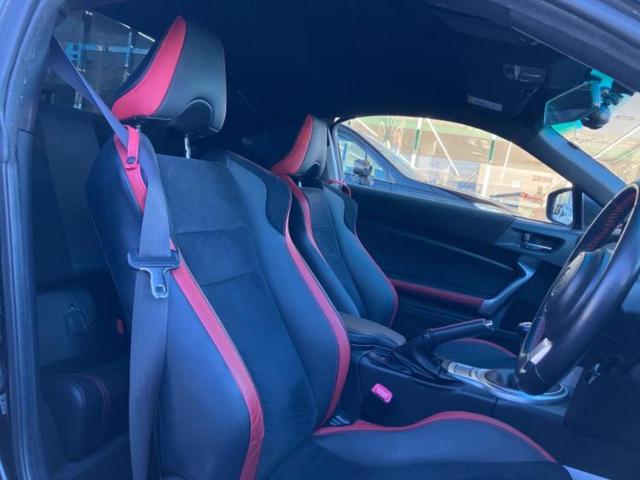 ８６ ＧＴリミテッド　社外　ＳＤナビ／シートヒーター／シート　ハーフレザー／ヘッドランプ　ＬＥＤ／Ｂｌｕｅｔｏｏｔｈ接続／ＥＴＣ／ＡＢＳ／横滑り防止装置／クルーズコントロール／バックモニター／フルセグＴＶ／ＤＶＤ（8枚目）