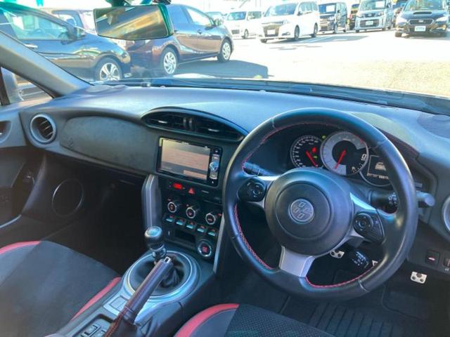 ８６ ＧＴリミテッド　社外　ＳＤナビ／シートヒーター／シート　ハーフレザー／ヘッドランプ　ＬＥＤ／Ｂｌｕｅｔｏｏｔｈ接続／ＥＴＣ／ＡＢＳ／横滑り防止装置／クルーズコントロール／バックモニター／フルセグＴＶ／ＤＶＤ（9枚目）
