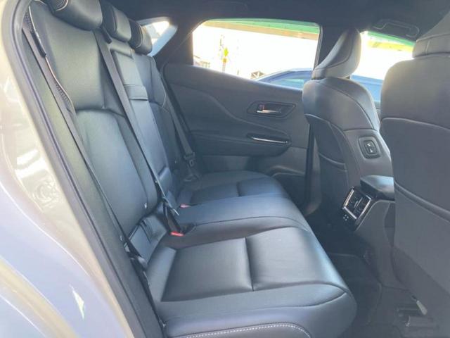 クラウンスポーツ ４ＷＤ　Ｚ　純正　ＳＤナビ／デジタルインナーミラー／衝突安全装置／シートヒーター／全方位モニター／車線逸脱防止支援システム／シート　合皮／パーキングアシスト　自動操舵／電動バックドア／ヘッドランプ　ＬＥＤ　４ＷＤ（21枚目）